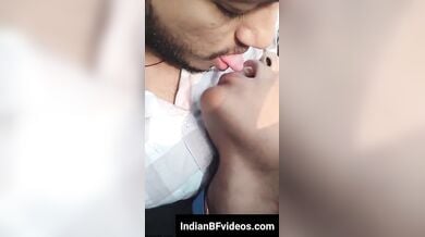 कार में किसिंग, बूब्स सकिंग करते लवर्स को राहगीरों ने देखा