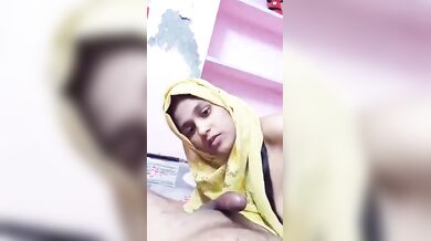 हिजाब पहनी मुस्कान ने चूसा अपने आशिक का लंड