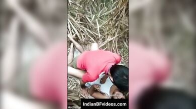 जंगल झाड़ियों में लड़कों से चुदती रंडी लड़की