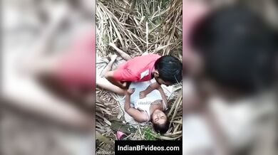जंगल झाड़ियों में लड़कों से चुदती रंडी लड़की