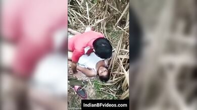 जंगल झाड़ियों में लड़कों से चुदती रंडी लड़की