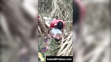 जंगल झाड़ियों में लड़कों से चुदती रंडी लड़की