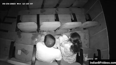 सिनेमा हॉल मे रोमांस करते मुंबई लवर