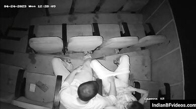 सिनेमा हॉल मे रोमांस करते मुंबई लवर