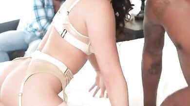 ककोल्ड हसबैंड के सामने दो काले मर्दों ने चोदी उसकी एशियाई वाइफ