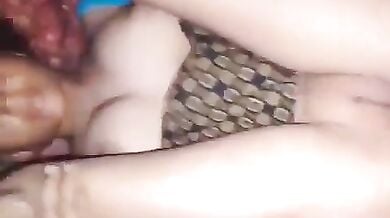 गर्लफ्रेंड की खूबसूरत मोटी, फूली हुई चूत को नज़रअंदाज कर उसकी गांड मारी