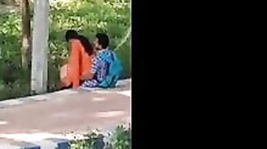 पब्लिक प्लेस में चुदाई करते प्रेमी जोड़े हुए कैमरे में कैद