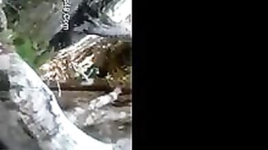 पब्लिक प्लेस में चुदाई करते प्रेमी जोड़े हुए कैमरे में कैद