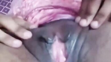 20 साल की शादीशुदा लडकी ने दिखाई फैट चुत और स्मूथ गांड