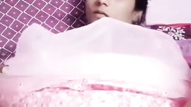 20 साल की शादीशुदा लडकी ने दिखाई फैट चुत और स्मूथ गांड