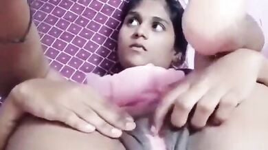 20 साल की शादीशुदा लडकी ने दिखाई फैट चुत और स्मूथ गांड