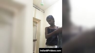 दुबली तमिल लड़की ने कपड़े उतारकर दिखाई अपनी वर्जिन टाइट चूत