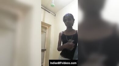 दुबली तमिल लड़की ने कपड़े उतारकर दिखाई अपनी वर्जिन टाइट चूत