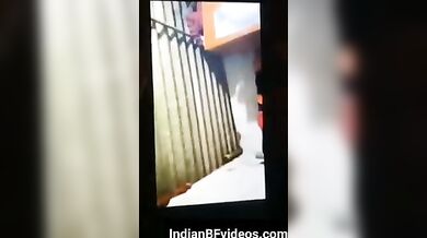 कॉलेज यूनिफार्म मे ही चली गई लड़की चुदने अपने बॉयफ्रेंड के पास