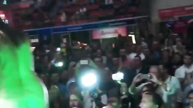 स्ट्रिप क्लब में सबके सामने फकिंग करते मर्द और औरत