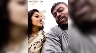 पति ने चुसे तमिल बीवी के खुबसुरत बुब्स