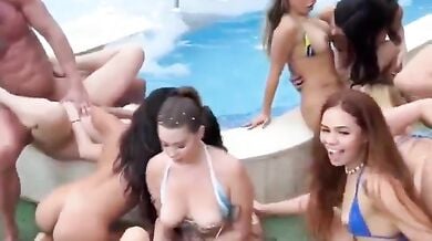 अकेले लकी मर्द ने इकठ्ठा चोदी दर्जनों लडकियां