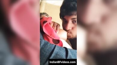 गर्लफ्रेंड को लंड चूसाके उसके टाइट बूब्स को चूसा