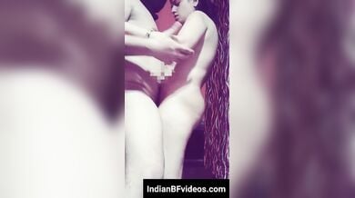 खड़े खड़े आगे और पीछे से चोदा लतिका भाभी की चुत