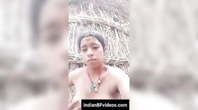 आदिवासी लड़की ने ख़ुल्ले मे दिखाई अपनी चुत