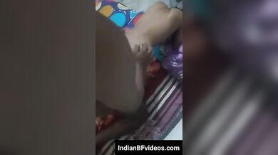 स्लिम वाइफ को अलग अलग पोज़ ने चोदा उसके मोटू पति ने