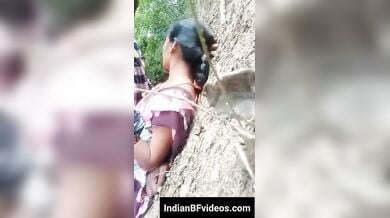 बाइक वाले ने राह गुजरती शादीशुदा औरत को झाड़ियां में चोदा