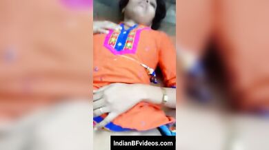 चटाई पर क्लीन शेव चूत चुदाई का क्लोज अप शॉट