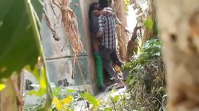 बिल्डिंग के पीछे सीक्रेट सेक्स करता एक और प्रेमी जोड़ा