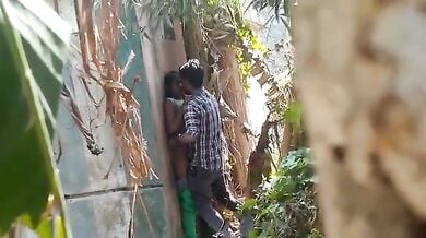 बिल्डिंग के पीछे सीक्रेट सेक्स करता एक और प्रेमी जोड़ा