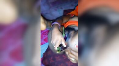 चुत और गांड मे एकसाथ बैंगन डाल हस्तमैथुन करती औरत