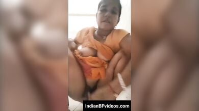 कामुक भाभी ने अपने बूब्स दबा दूध निकल चुत मे ऊँगली की