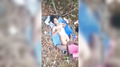 दो लफंगों से जंगल में चुदती तमिल लड़की