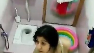 हॉट इंडियन मॉम ने बाथरूम में उतारे कपड़े