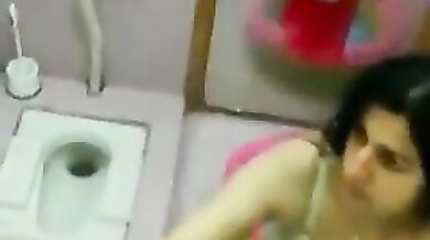 हॉट इंडियन मॉम ने बाथरूम में उतारे कपड़े