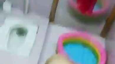 हॉट इंडियन मॉम ने बाथरूम में उतारे कपड़े