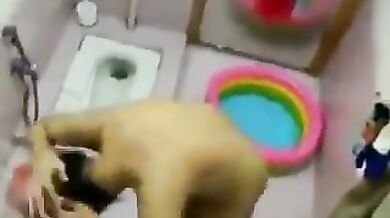 हॉट इंडियन मॉम ने बाथरूम में उतारे कपड़े