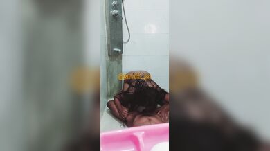 शावर में की आंटी की चुदाई, मुंह पे मारा कमशॉट