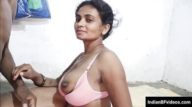 जमीन मे बोरा बिछा चुदी गाँव की गरीब भाभी