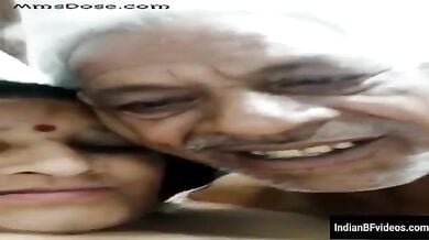 ठरकी चाचा ने अपनी कामवाली को चोदा हिंदी मे बाते करते हुए