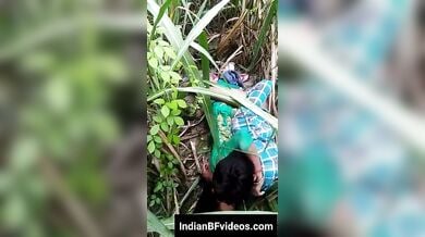 झाडियों में सेक्स करने में मगन लवर्स को करीब से फिल्माया