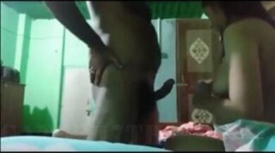 केले जैसे टेढ़े लंड को चुसकर लड़की हुई चुदने के लिए रेडी