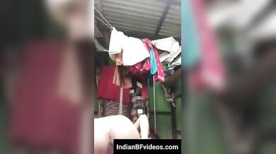 नहाते वक्त खड़े-खड़े मूतती शादीशुदा गरीब घर की लड़की
