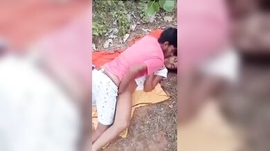 जंगल में गांव की छोरी को गमछे पर लिटाकर चोदा