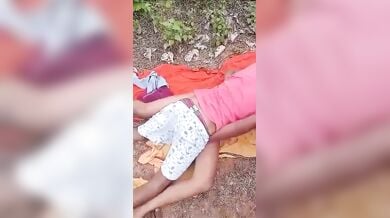 जंगल में गांव की छोरी को गमछे पर लिटाकर चोदा