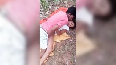 जंगल में गांव की छोरी को गमछे पर लिटाकर चोदा