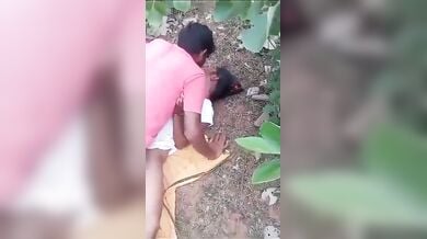 जंगल में गांव की छोरी को गमछे पर लिटाकर चोदा