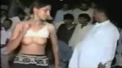 गांववालों के सामने चूचियां खोलकर नाचती नचनियां