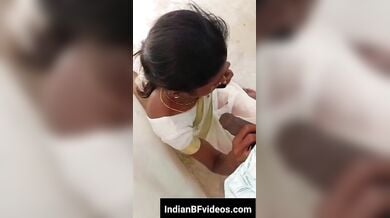 तमिल भाभी दे रही है अपने लवर को ब्लोजॉब