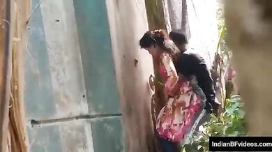 दीवार के आड़ से लैला मजनू को चुदाई करते चुपके से देखा