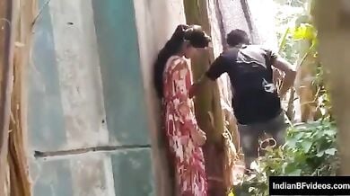 दीवार के आड़ से लैला मजनू को चुदाई करते चुपके से देखा